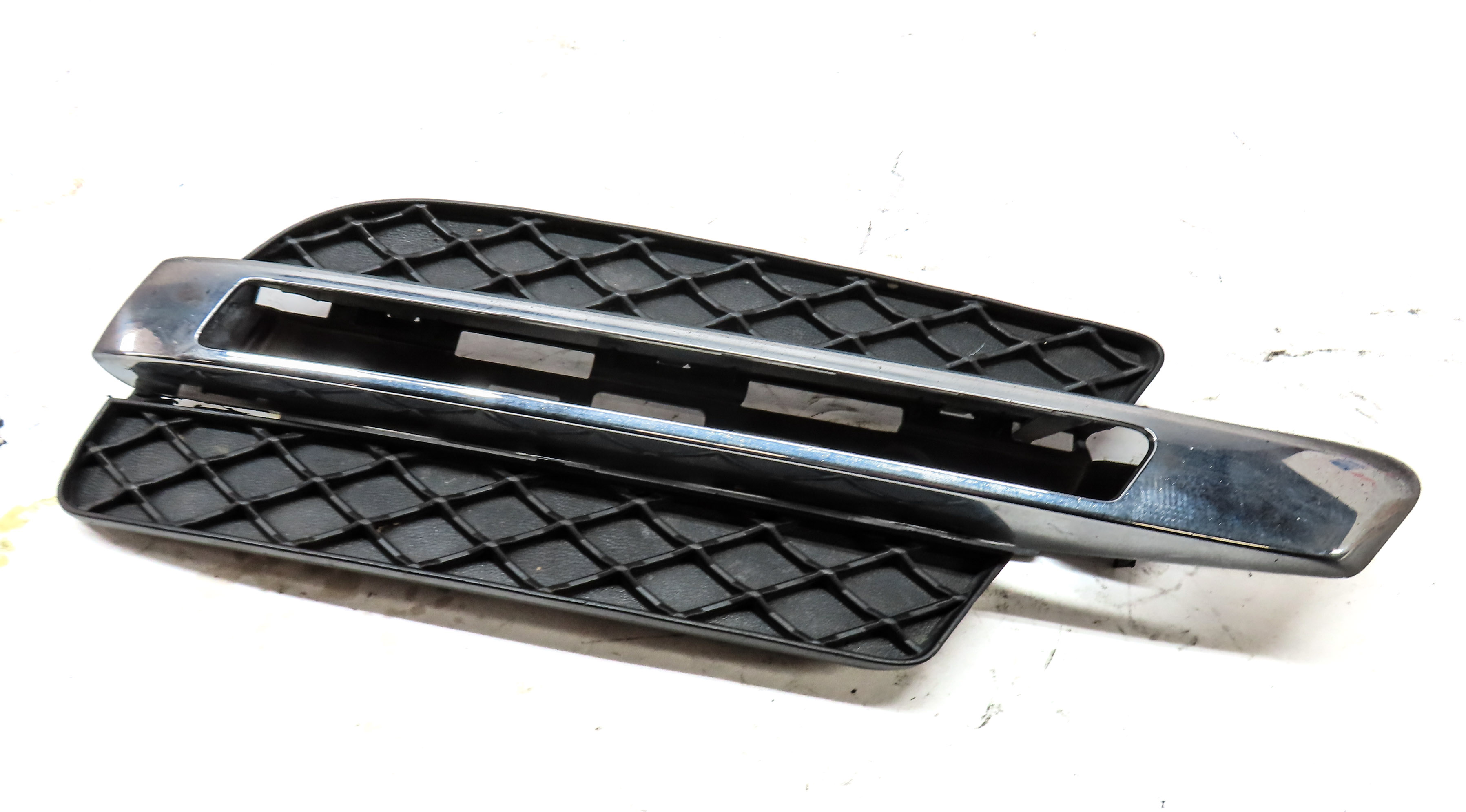 2012 MERCEDES GL450 (X164) FRONT RIGHT PASSENGER FOG LIGHT LAMP TRIM GRILLE — exact item pictured